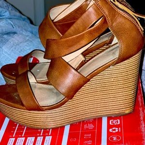 These are wedges heeled brown beautiful sandals